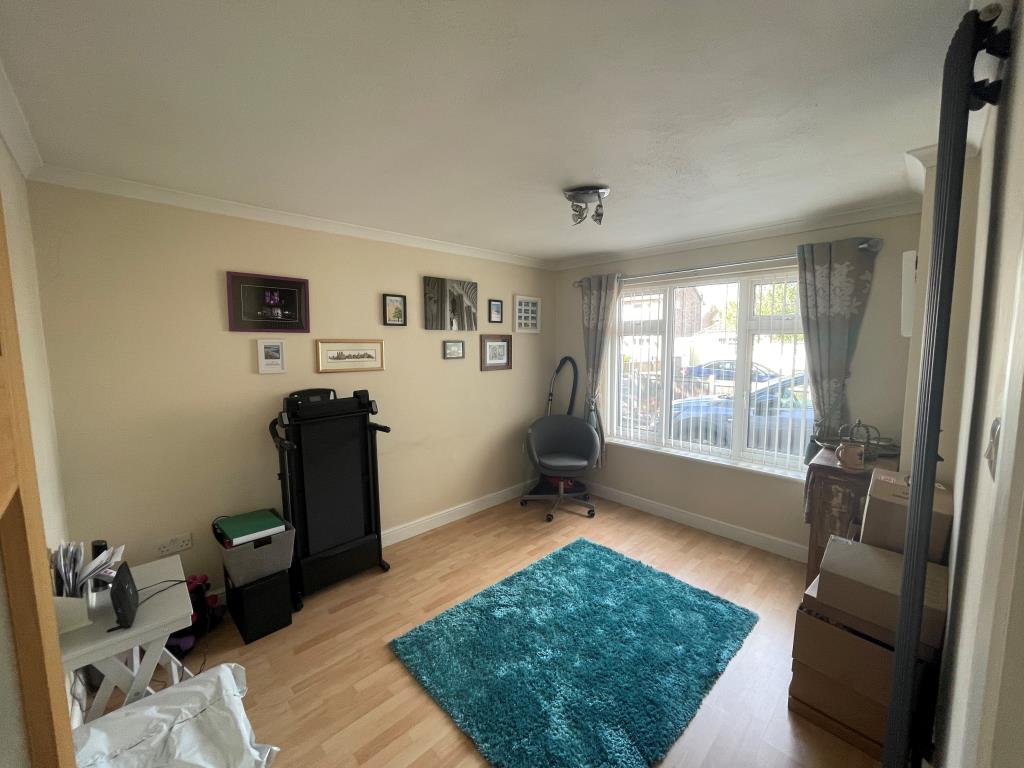 Lot: 166 - WELL-PRESENTED BUNGALOW FOR STRUCTURAL REPAIR - Front bedroom
